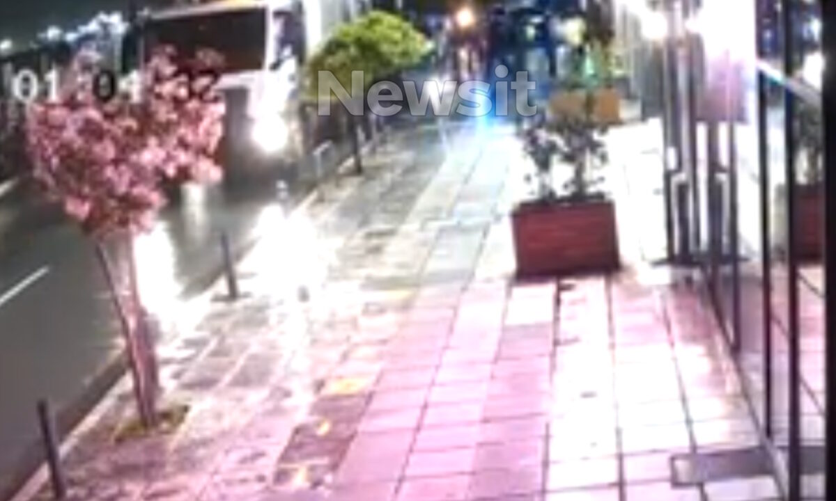 Θεσσαλονίκη: Η στιγμή που οι υπάλληλοι της καθαριότητας σώζουν τον άστεγο πριν πέσει στην πρέσα του απορριμματοφόρου