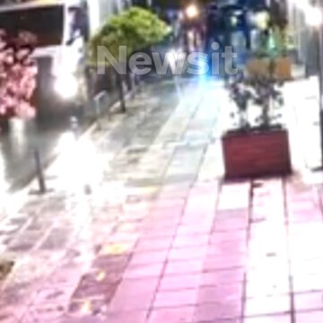 Θεσσαλονίκη: Η στιγμή που οι υπάλληλοι της καθαριότητας σώζουν τον άστεγο πριν πέσει στην πρέσα του απορριμματοφόρου