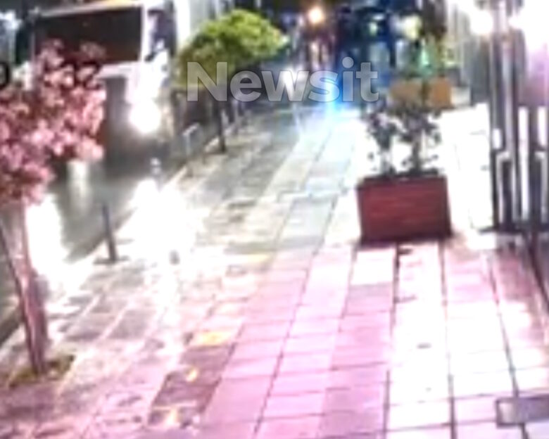 Θεσσαλονίκη: Η στιγμή που οι υπάλληλοι της καθαριότητας σώζουν τον άστεγο πριν πέσει στην πρέσα του απορριμματοφόρου