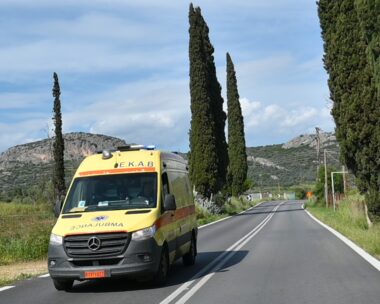 ΝΑΥΠΛΙΟ - Τροχαίο ατύχημα σημειώθηκε σήμερα 20/04 στον επαρχιακό δρόμο Ναυπλίου-Κάντιας, στο ύψος του Αγίου Λουκά, όταν ΙΧ αυτοκίνητο εξετράπη της πορείας του και κατέληξε σε ρεματιά. Σύμφωνα με τις πρώτες πληροφορίες, ο οδηγός, κάτω από αδιευκρίνιστες μέχρι στιγμής συνθήκες, έχασε τον έλεγχο του οχήματός του, με αποτέλεσμα την εκτροπή και την πτώση εκτός δρόμου. Από το ατύχημα τραυματίστηκε και μεταφέρθηκε για την παροχή ιατρικής βοήθειας. Τα ακριβή αίτια του τροχαίου διερευνά η Τροχαία Ναυπλίου. (Βασίλης Παπαδόπουλος / Eurokinissi)