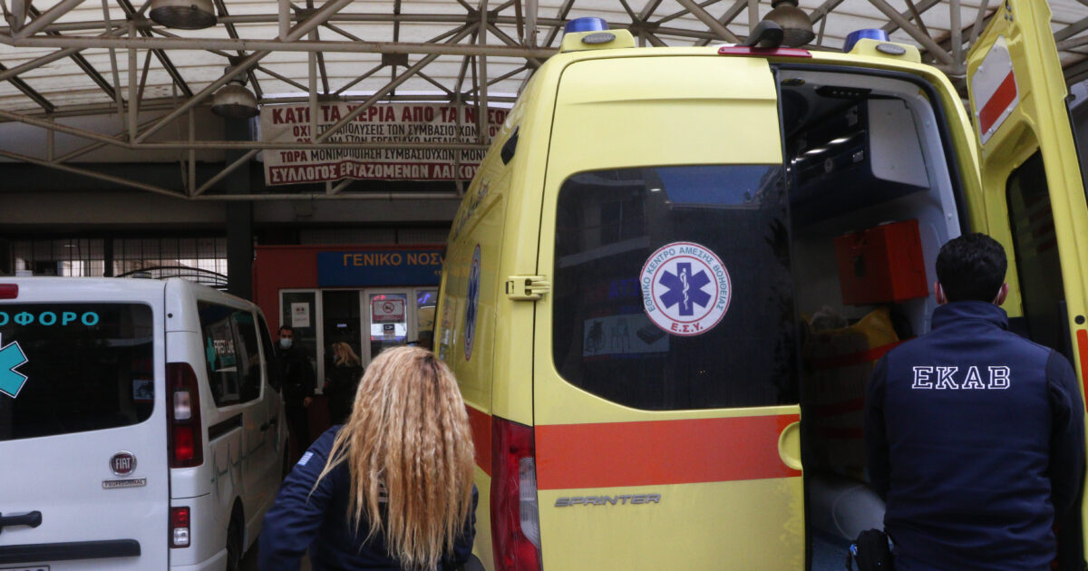 Σοβαρό τροχαίο στο Κορωπί: Αυτοκίνητο συγκρούστηκε με μηχανή – 2 τραυματίες, σε σοβαρή κατάσταση ο αναβάτης