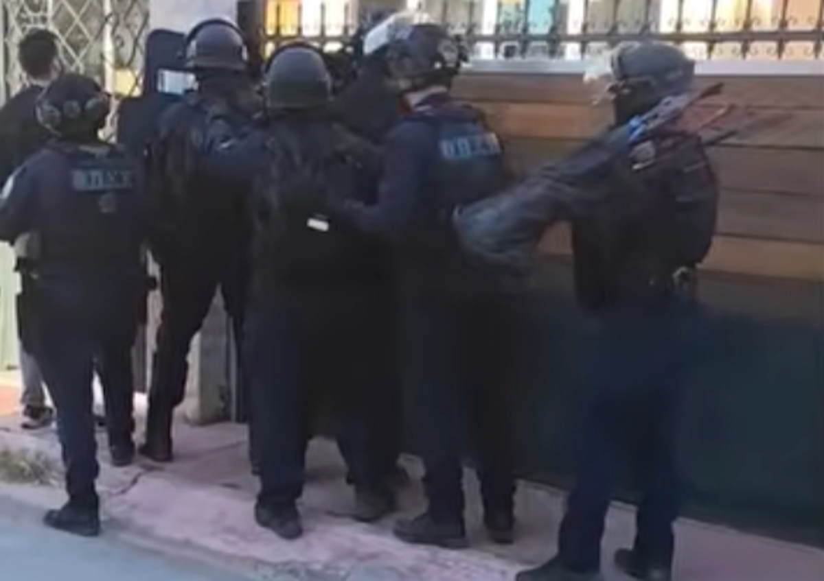 Μενίδι: Βίντεο από έφοδο της αστυνομίας σε οικισμό Ρομά, βρέθηκαν όπλα και μαχαίρια