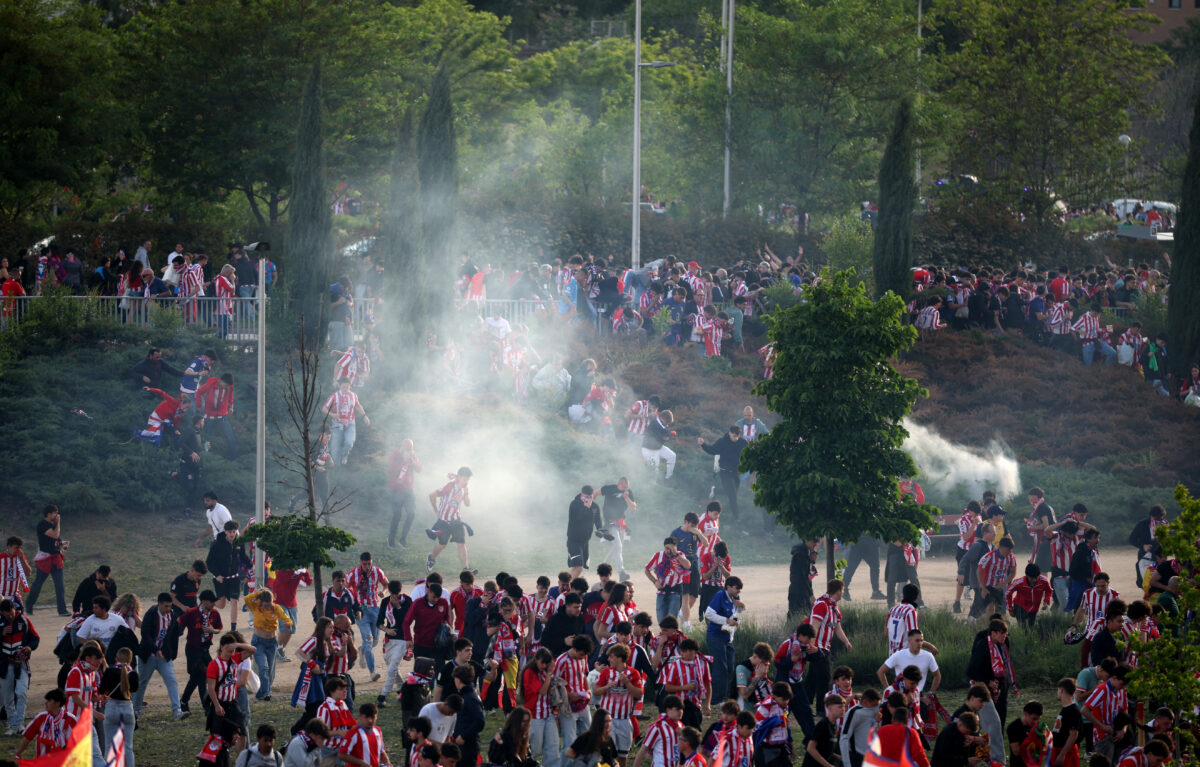 Ατλέτικο Μαδρίτης - Αρσεναλ: Οπαδοί πέταξαν πέτρες σε αστυνομικούς, υπήρξε αντίδραση με σπρέι πιπεριού
