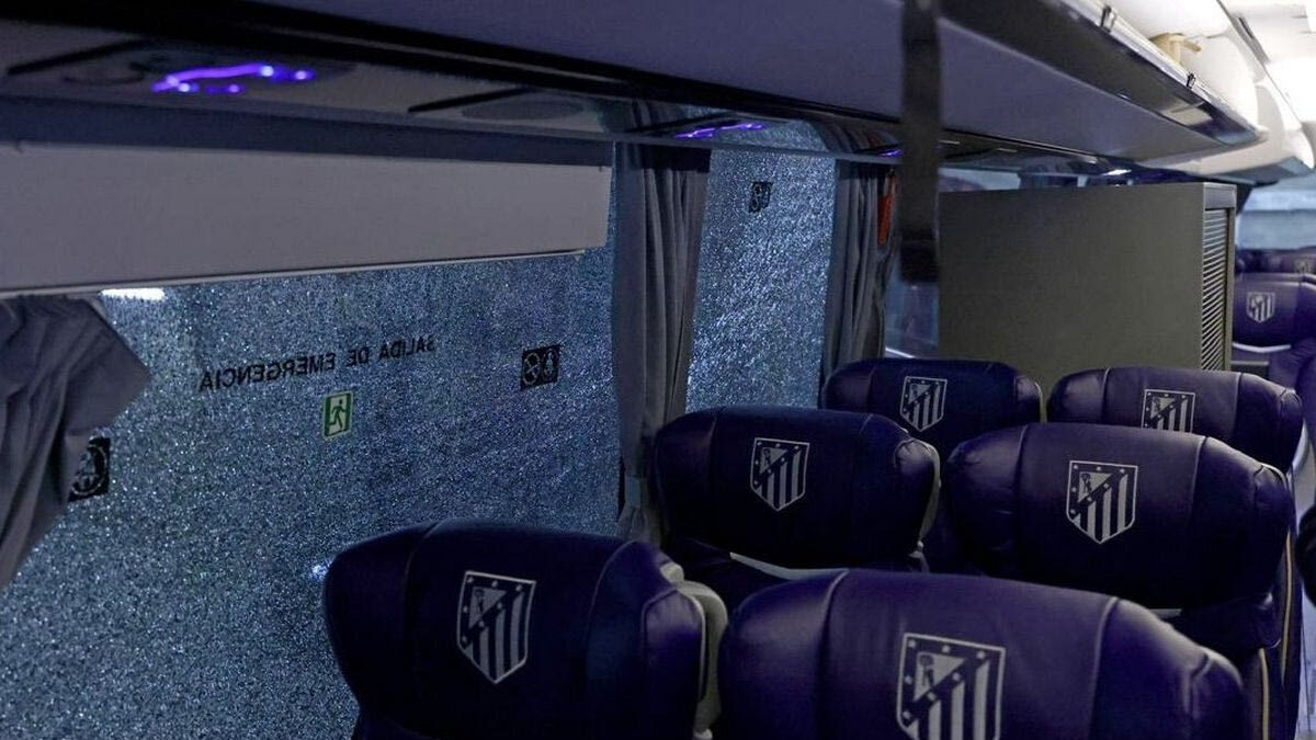 Οπαδοί της Μπαρτσελόνα έσπασαν τα τζάμια από το πούλμαν της Ατλέτικο Μαδρίτης: «Έχουμε κι εμείς εικόνες από τη σκοτεινή πλευρά του φεγγαριού»