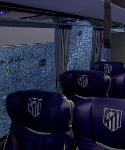 Οπαδοί της Μπαρτσελόνα έσπασαν τα τζάμια από το πούλμαν της Ατλέτικο Μαδρίτης: «Έχουμε κι εμείς εικόνες από τη σκοτεινή πλευρά του φεγγαριού»