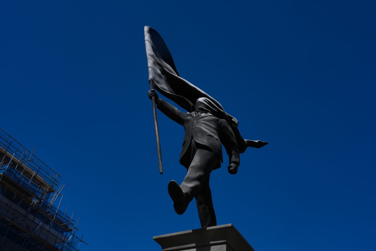 Bansky: Αγαλμα με την υπογραφή του εμφανίστηκε στο κεντρικό Λονδίνο