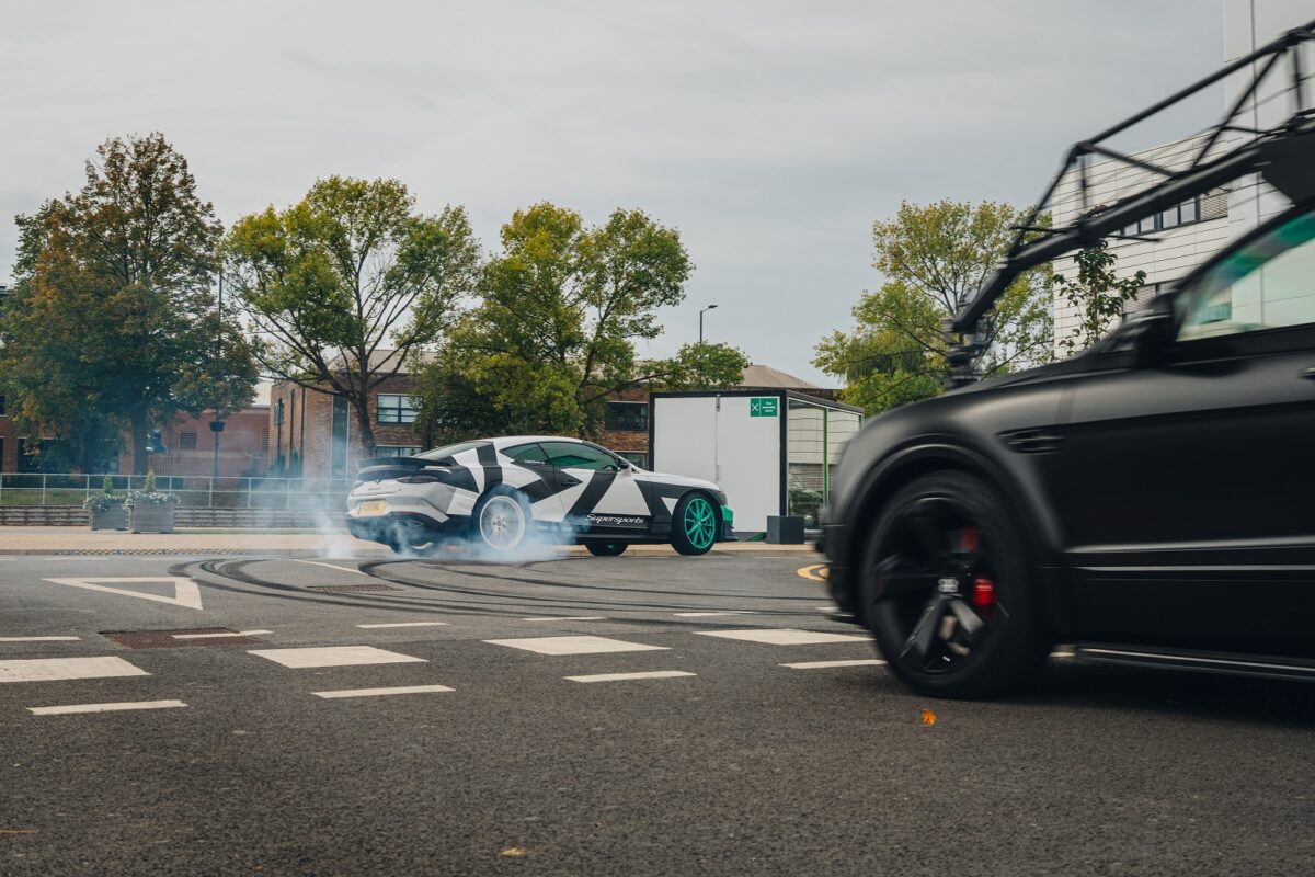 Bentley: Με 190 χλμ./ώρα στα κεντρικά του Crewe για ένα εντυπωσιακό φιλμ