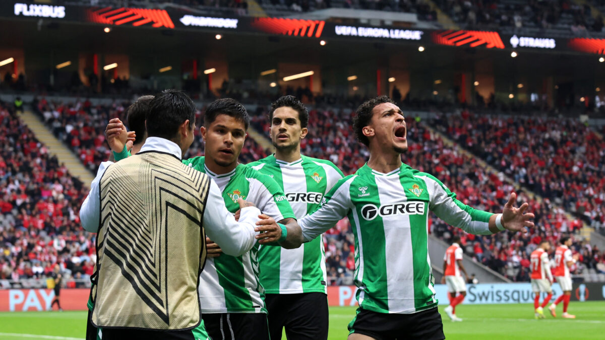 Οι παίκτες της Μπέτις πανηγυρίζουν στην έδρα της Μπράγκα