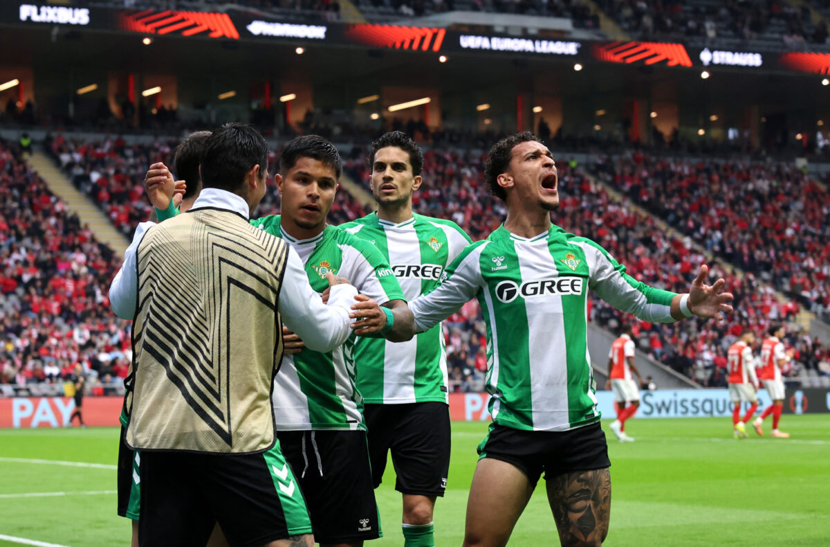 Οι παίκτες της Μπέτις πανηγυρίζουν στην έδρα της Μπράγκα