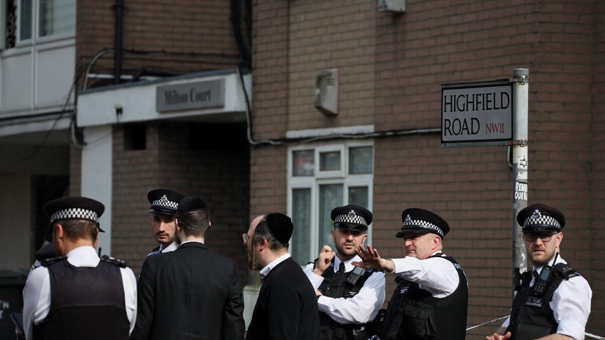 Βρετανοί αστυνομικοί ελέγχουν τον χώρο αντισημιτικής επίθεσης στο Λονδίνο