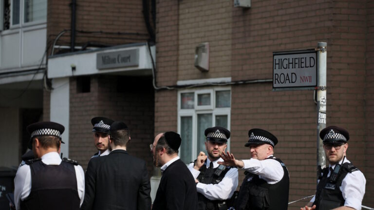 Βρετανοί αστυνομικοί ελέγχουν τον χώρο αντισημιτικής επίθεσης στο Λονδίνο