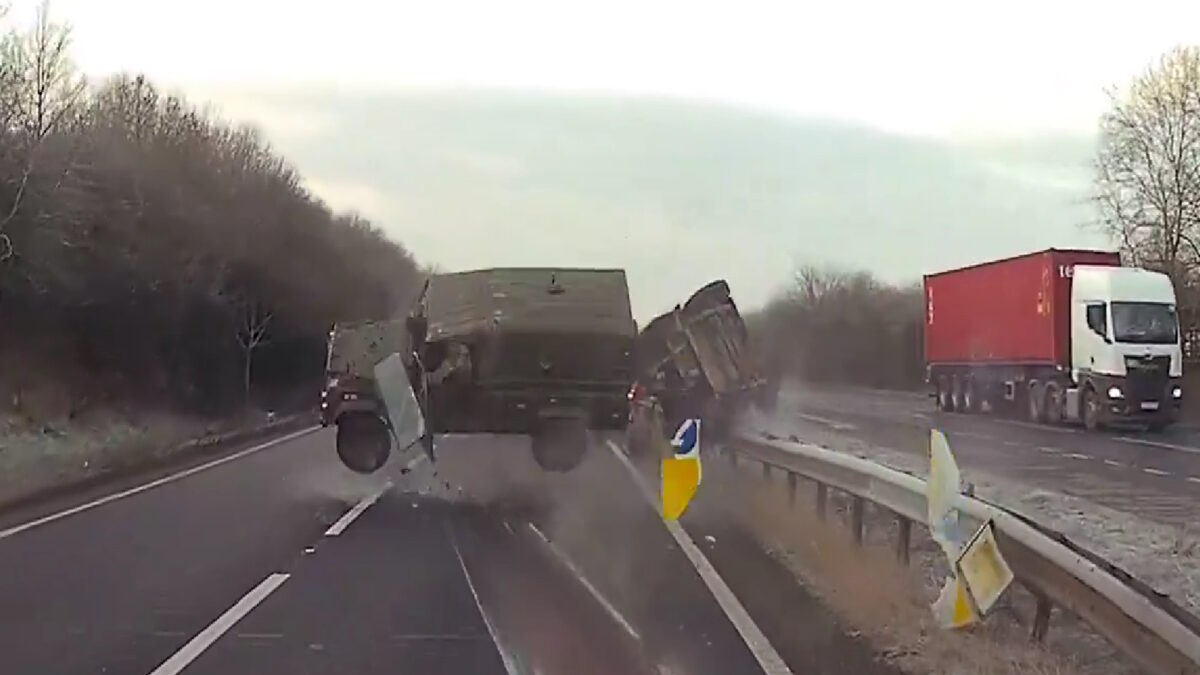 Βίντεο από ανατροπή στρατιωτικού οχήματος σε αυτοκινητόδρομο στη Βρετανία