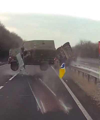 Βίντεο από ανατροπή στρατιωτικού οχήματος σε αυτοκινητόδρομο στη Βρετανία