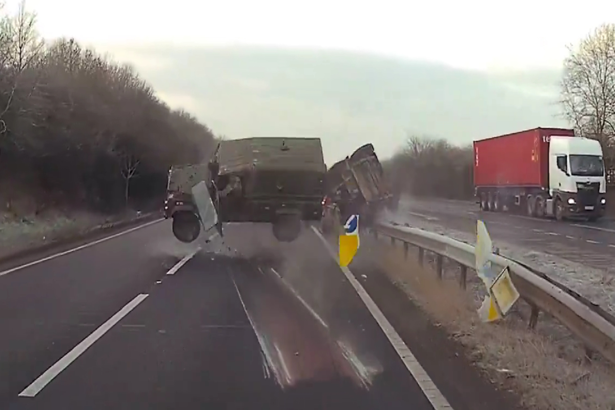 Βρετανία: Βίντεο από τροχαίο με στρατιωτικό όχημα να φέρνει «τούμπες» σε αυτοκινητόδρομο