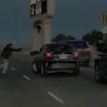 Πράκτορες της ICE στην Καλιφόρνια πυροβόλησαν οδηγό που επιχείρησε να τους παρασύρει με το αυτοκίνητό του