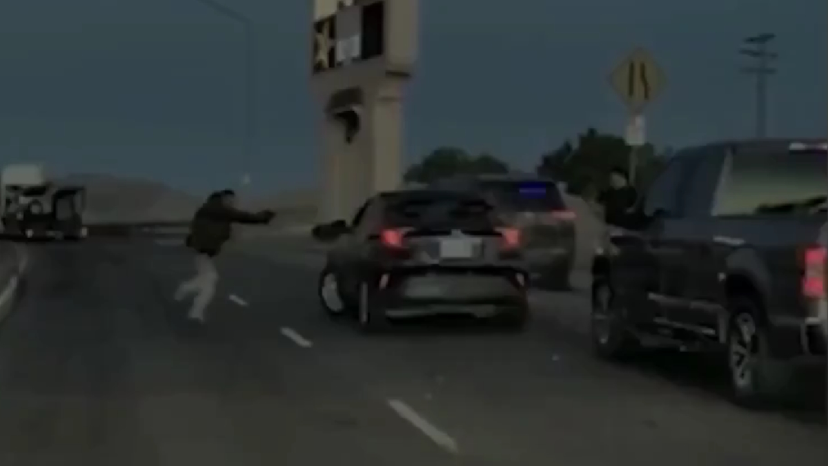 Πράκτορες της ICE στην Καλιφόρνια πυροβόλησαν οδηγό που επιχείρησε να τους παρασύρει με το αυτοκίνητό του