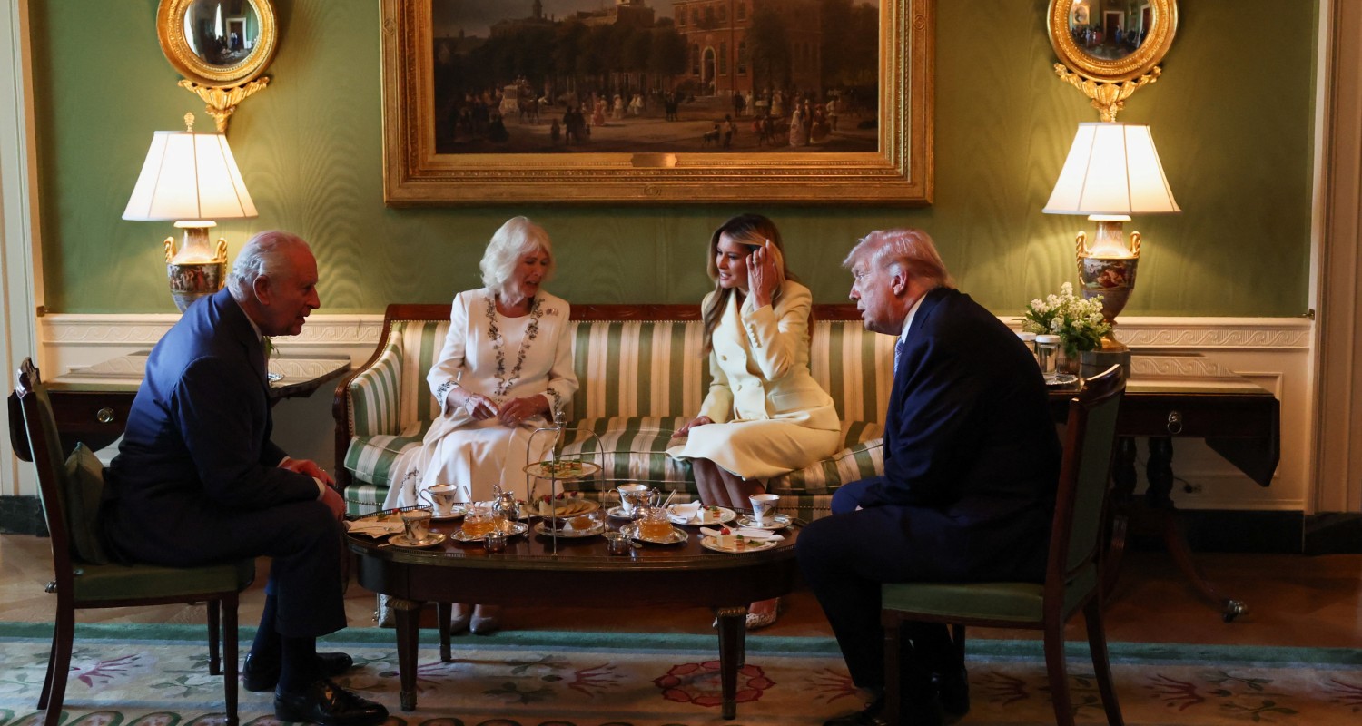 Το βασιλικό ζεύγος της Βρετανίας βρέθηκε για τσάι με τον Πρόεδρο των ΗΠΑ και την Πρώτη Κυρία