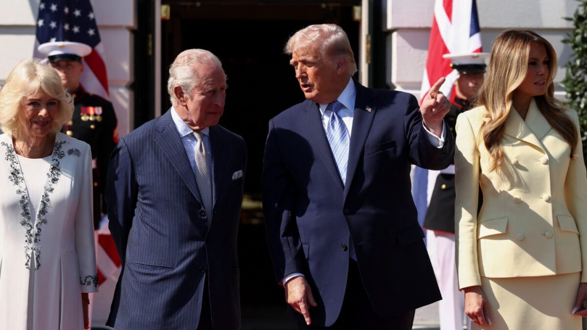 Ο Ντόναλντ Τραμπ και η σύζυγός του Μελάνια υποδέχθηκαν τον βασιλιά Κάρολο και τη βασίλισσα Καμίλα