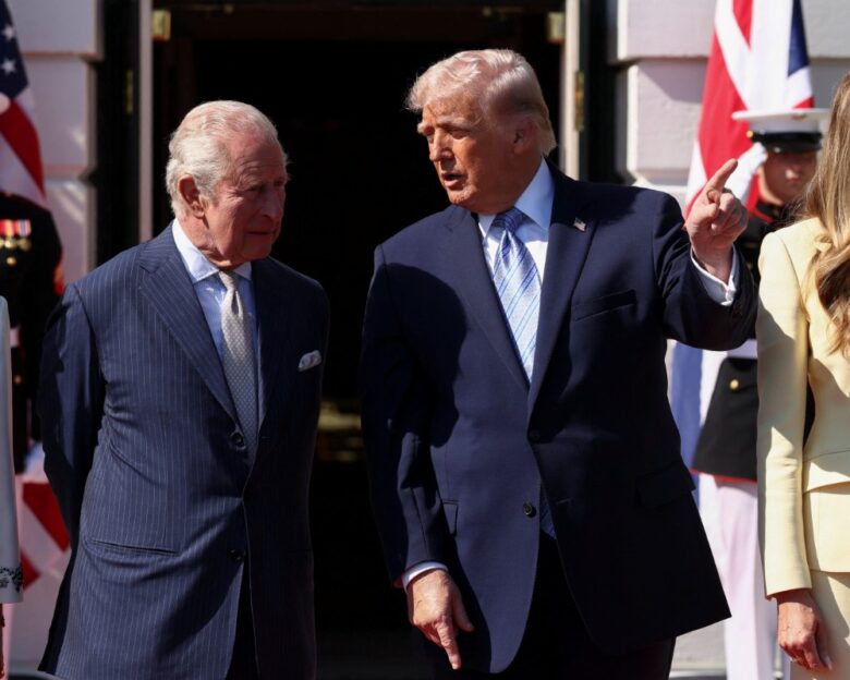 Ο Ντόναλντ Τραμπ και η σύζυγός του Μελάνια υποδέχθηκαν τον βασιλιά Κάρολο και τη βασίλισσα Καμίλα