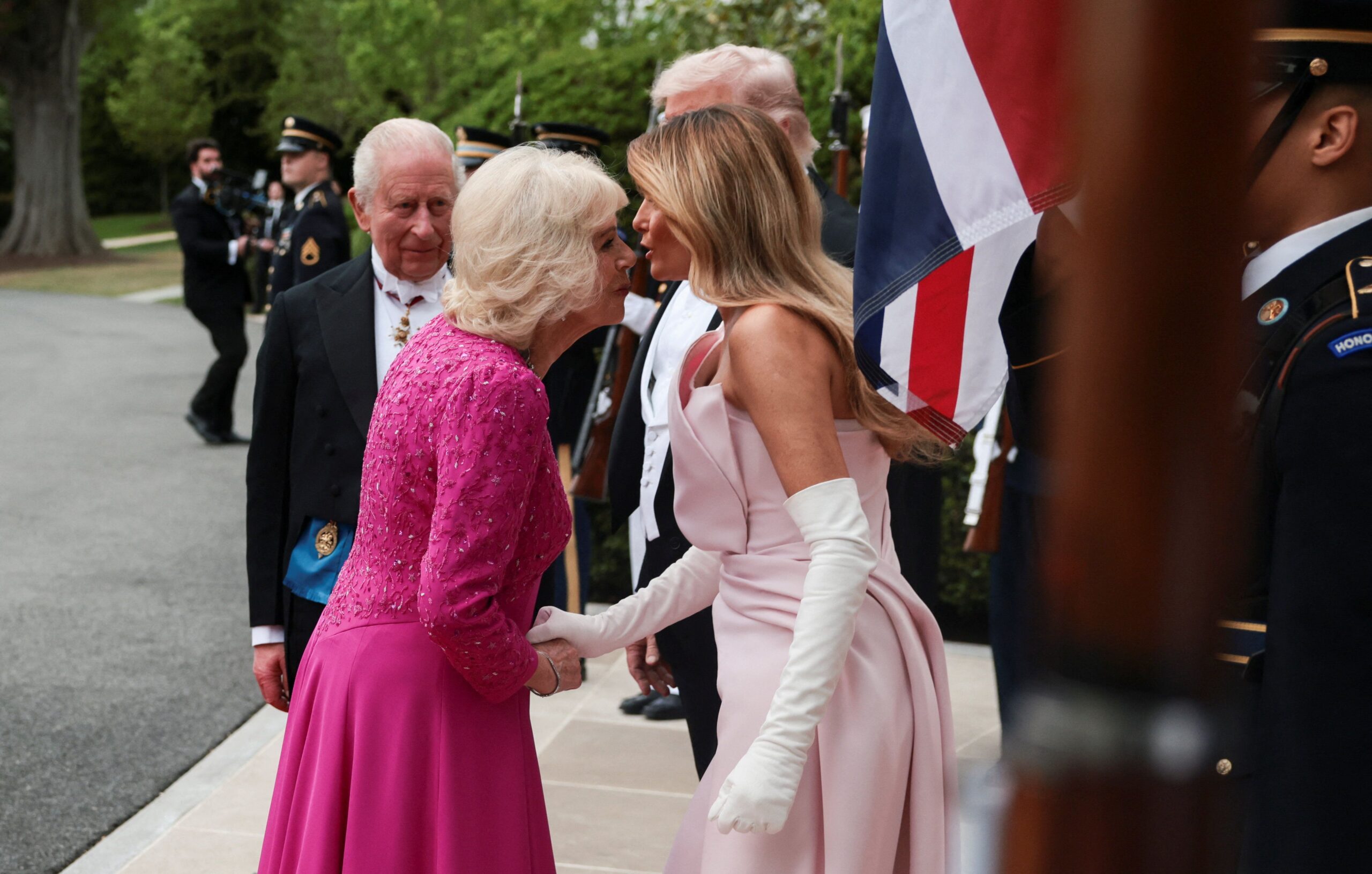 Το φιλί της Μελάνια με την Καμίλα