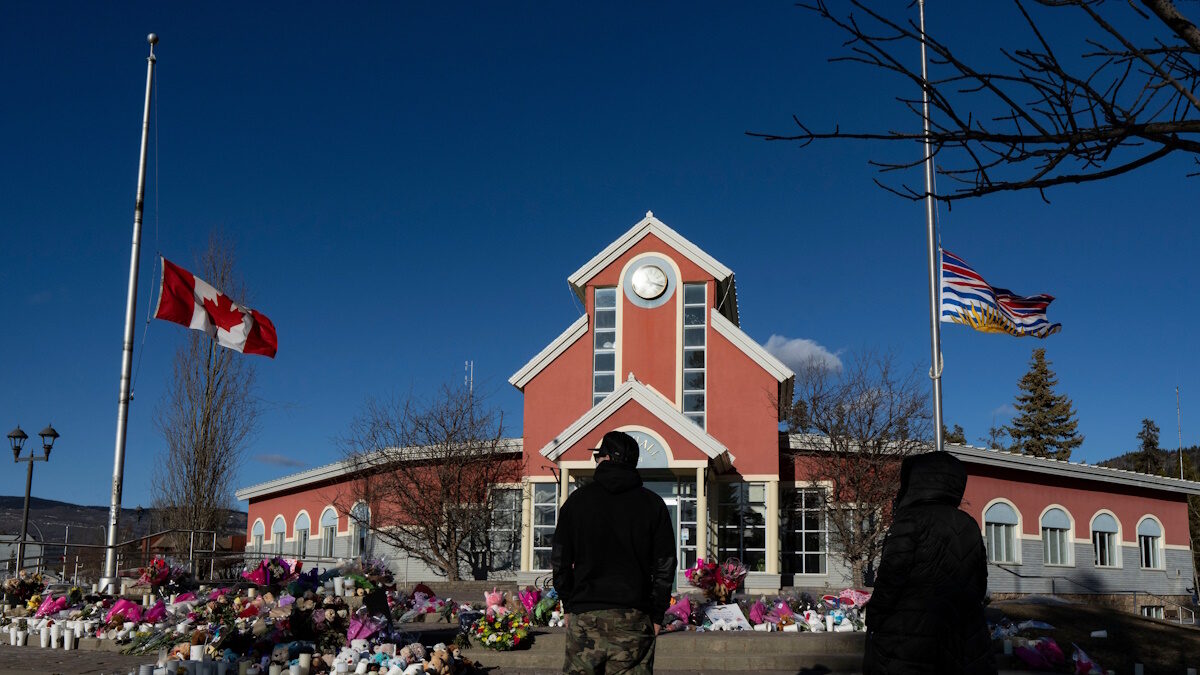 Άνθρωποι αποτίνουν φόρο τιμής σε ένα μνημείο μετά την ένοπλη επίθεση στο Tumbler Ridge της Βρετανικής Κολομβίας