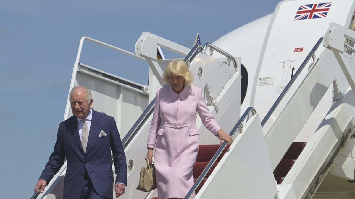 Ο βασιλιάς της Βρετανίας, Κάρολος και η βασίλισσα Καμίλα φτάνουν στην αεροπορική βάση Andrews στο Μέριλαντ των ΗΠΑ