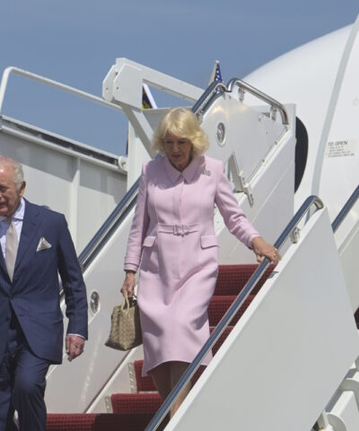 Ο βασιλιάς της Βρετανίας, Κάρολος και η βασίλισσα Καμίλα φτάνουν στην αεροπορική βάση Andrews στο Μέριλαντ των ΗΠΑ