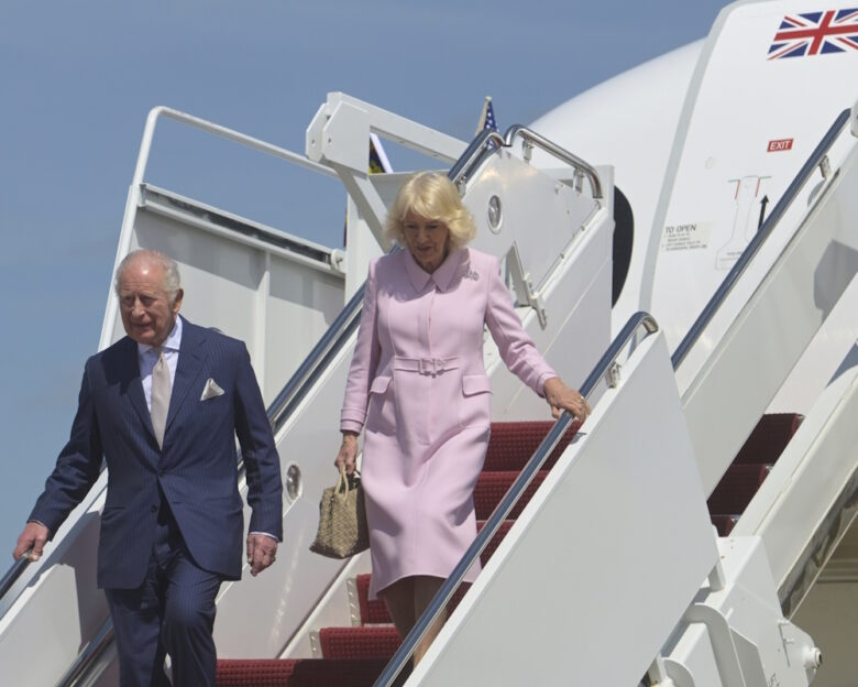 Ο βασιλιάς της Βρετανίας, Κάρολος και η βασίλισσα Καμίλα φτάνουν στην αεροπορική βάση Andrews στο Μέριλαντ των ΗΠΑ