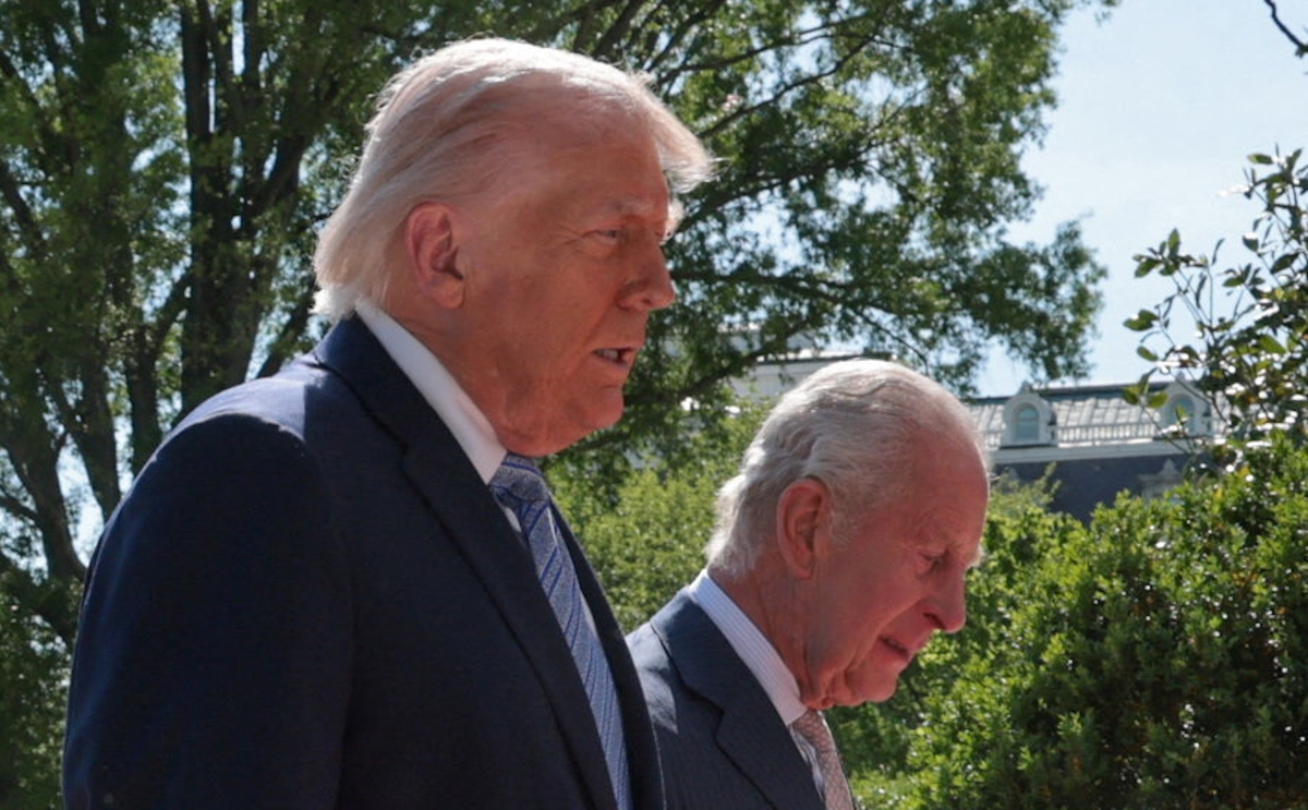 Ο Πρόεδρος των ΗΠΑ, Ντόναλντ Τραμπ και ο Βασιλιάς Κάρολος της Βρετανίας περπατούν στον Νότιο Κήπο του Λευκού Οίκου