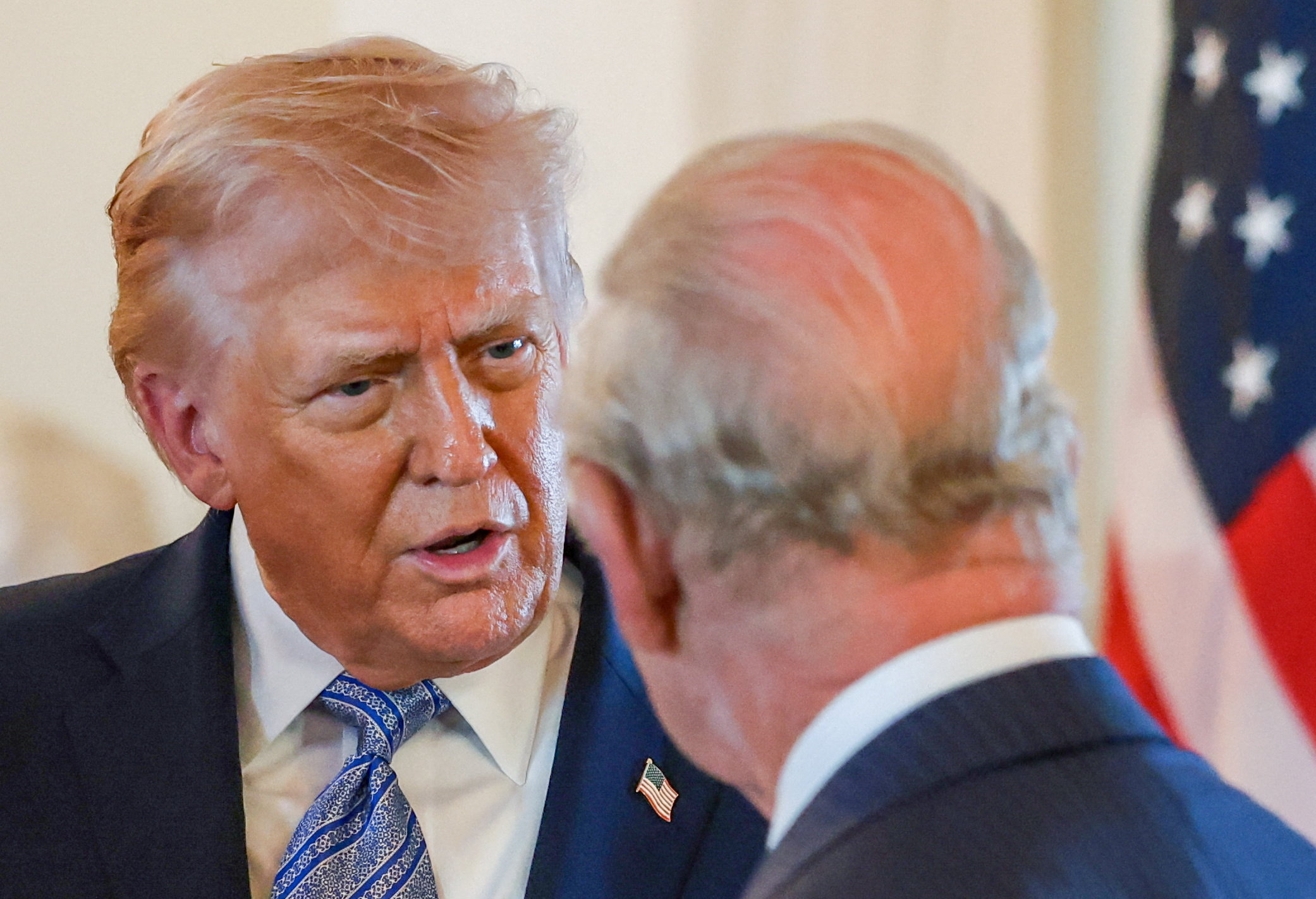 Ο Ντόναλντ Τραμπ συνομιλεί με τον βασιλιά Κάρολο στον Λευκό Οίκο