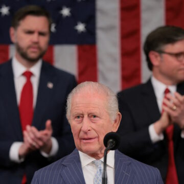 Ο Βασιλιάς Κάρολος της Βρετανίας απευθύνεται σε κοινή συνεδρίαση του Κογκρέσου, δίπλα στον αντιπρόεδρο των ΗΠΑ JD Vance και τον πρόεδρο της Βουλής των Αντιπροσώπων των ΗΠΑ Mike Johnson