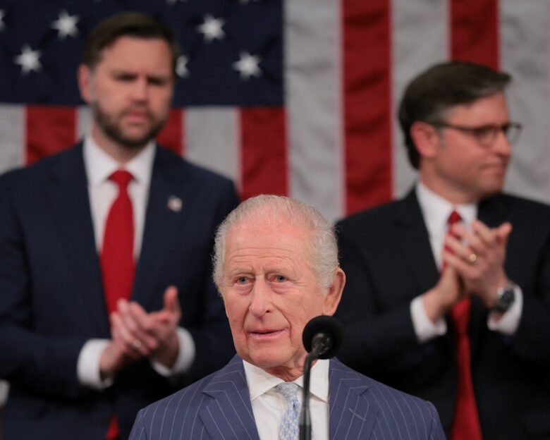 Ο Βασιλιάς Κάρολος της Βρετανίας απευθύνεται σε κοινή συνεδρίαση του Κογκρέσου, δίπλα στον αντιπρόεδρο των ΗΠΑ JD Vance και τον πρόεδρο της Βουλής των Αντιπροσώπων των ΗΠΑ Mike Johnson