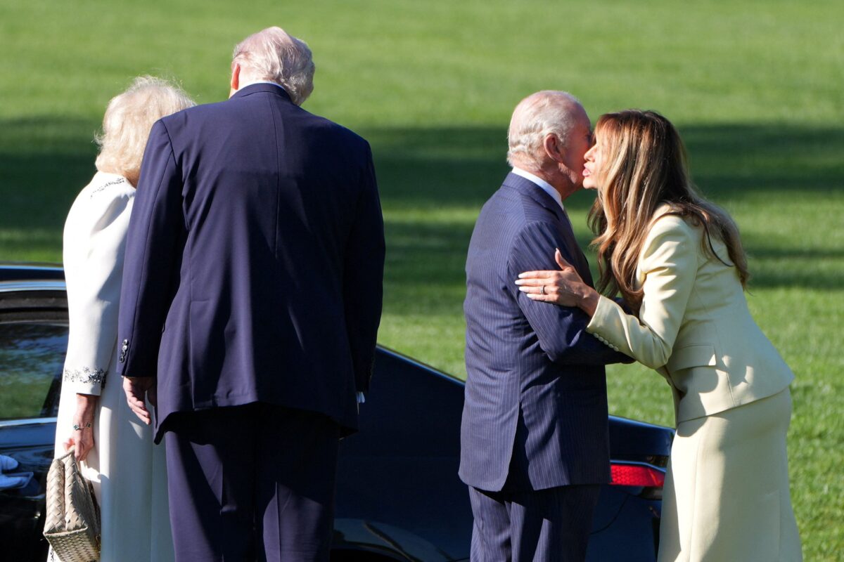 Το φιλί της Μελάνια στον Κάρολο