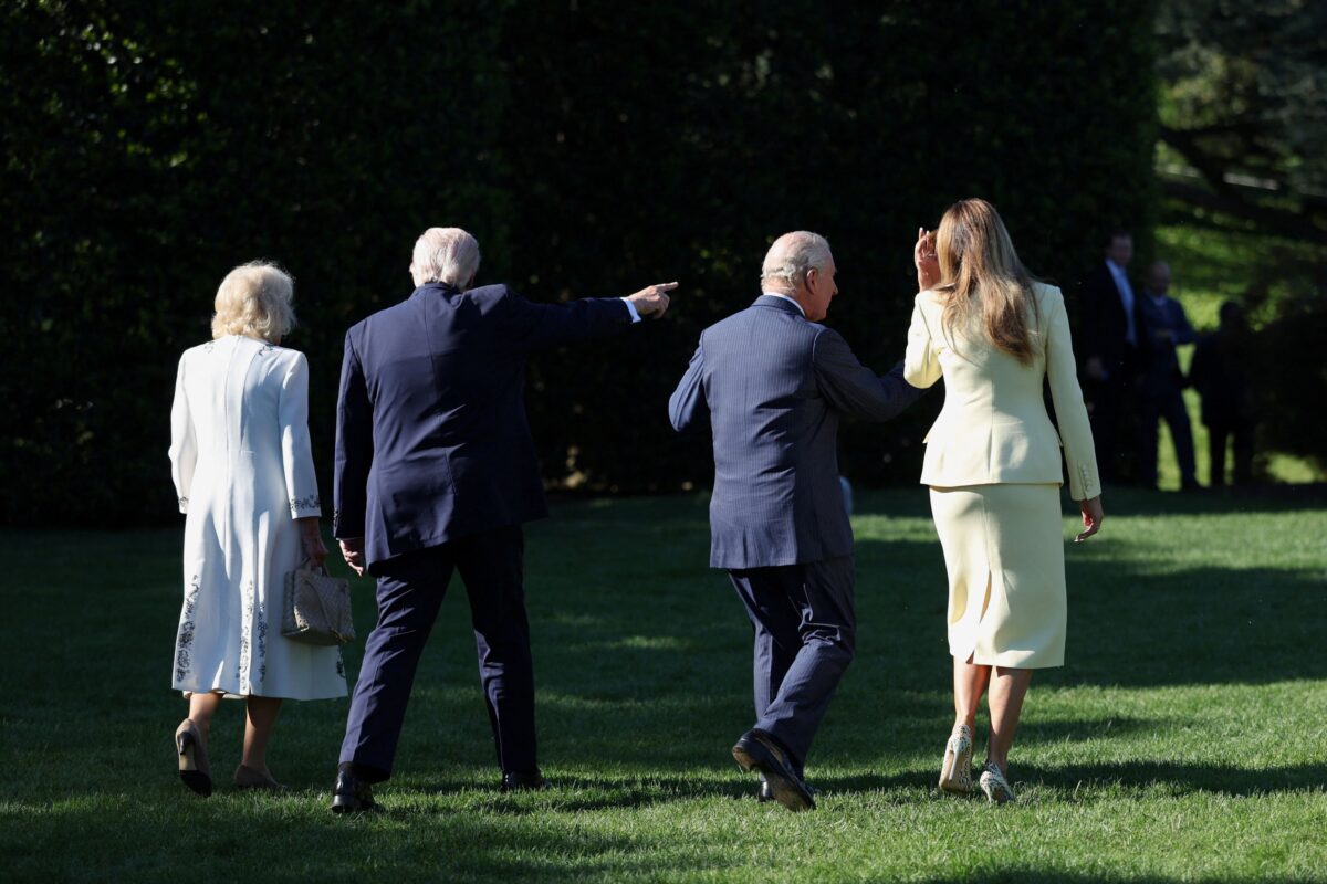 Ο Ντόναλντ και η Μελάνια Τραμπ ξενάγησαν τον Κάρολο και την Καμίλα στους νέους κήπους του Λευκού Οίκου