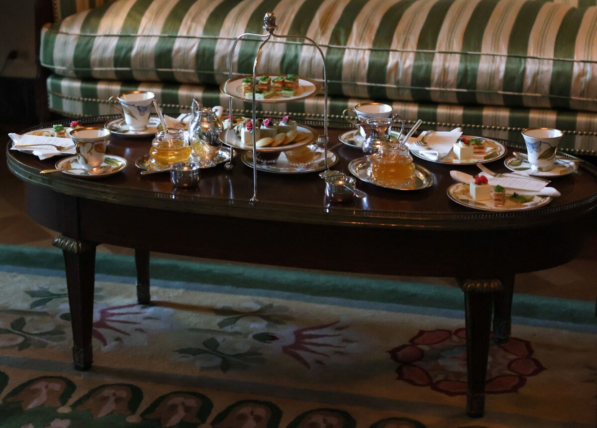 Το τραπέζι με τα τσάι και τα γλυκά