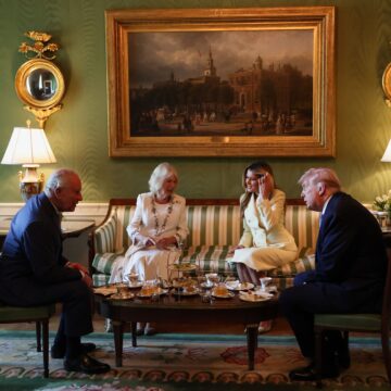 Τσάι για το ζεύγος Τραμπ και τον Κάρολο με την Καμίλα