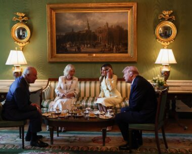 Τσάι για το ζεύγος Τραμπ και τον Κάρολο με την Καμίλα