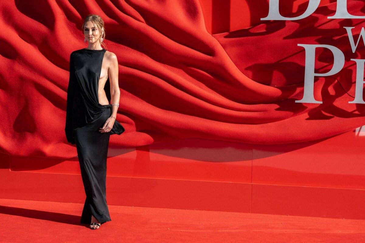 Η Κιάρα Φεράνι με άκρως αποκαλυπτικό σατέν φόρεμα στο κόκκινο χαλί της ταινίας «Ο Διάβολος φοράει Prada 2»