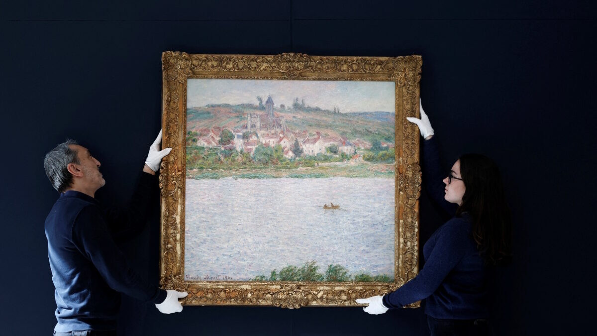 Υπάλληλοι του οίκου δημοπρασιών Sotheby’s με τον πίνακα «Vetheuil, Effet du Matin (1901)» του Γάλλου ιμπρεσιονιστή ζωγράφου Κλοντ Μονέ
