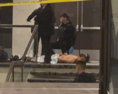 Ο δράστης ακινητοποιημένος στο έδαφος μετά τους πυροβολισμούς