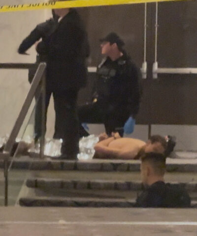 Ο δράστης ακινητοποιημένος στο έδαφος μετά τους πυροβολισμούς