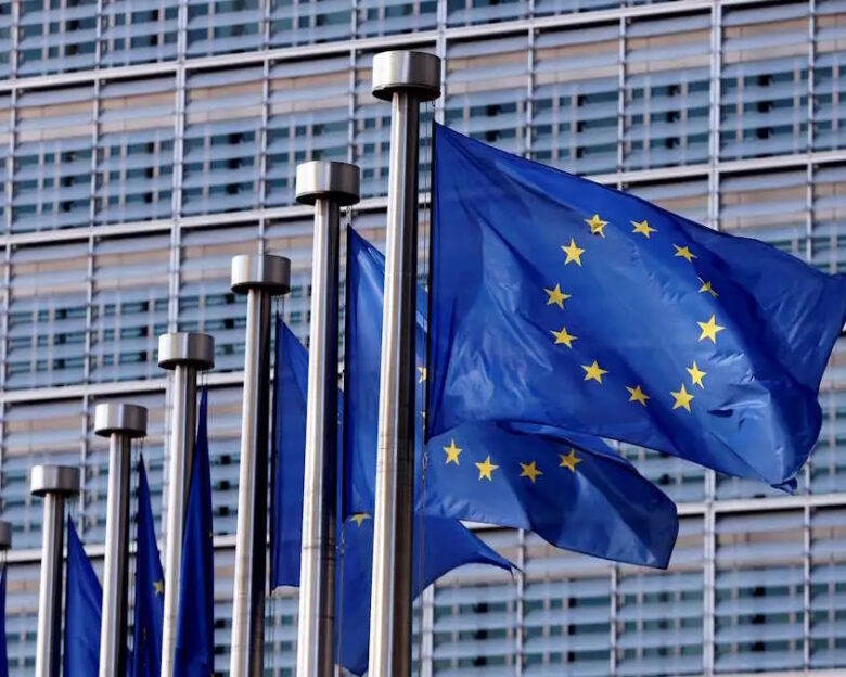 Σημαίες της Ευρωπαϊκής Ένωσης κυματίζουν έξω από το κτίριο της Κομισιόν στις Βρυξέλλες