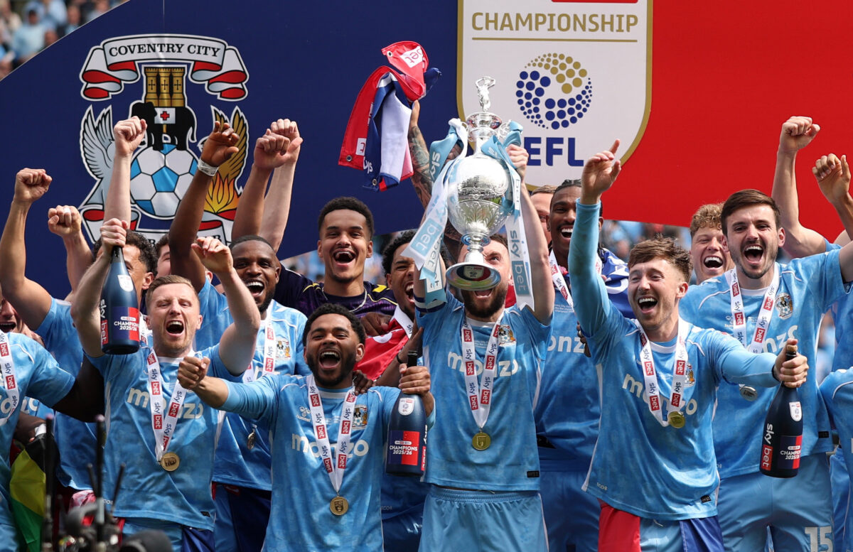 Οι παίκτες της Κόβεντρι σηκώνουν την κούπα του πρωταθλητή της Championship