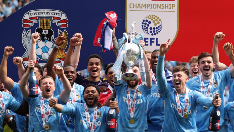 Οι παίκτες της Κόβεντρι σηκώνουν την κούπα του πρωταθλητή της Championship