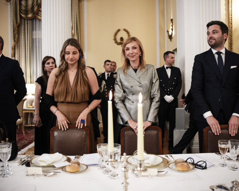 Η κόρη του Κυριάκου Μητσοτάκη, Δάφνη Μητσοτάκη και η πρόεδρος της Ένωσης Ελλήνων Εφοπλιστών, Μελίνα Τραυλού