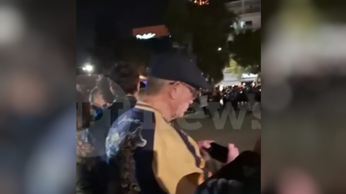 Ντάνιελ Κρεγκ και Ρέιτσελ Βάις παρακολούθησαν την περιφορά του Επιταφίου στη Γλυφάδα – Δείτε βίντεο