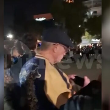 Ντάνιελ Κρεγκ και Ρέιτσελ Βάις παρακολούθησαν την περιφορά του Επιταφίου στη Γλυφάδα – Δείτε βίντεο