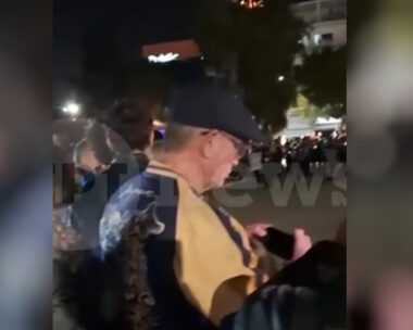 Ντάνιελ Κρεγκ και Ρέιτσελ Βάις παρακολούθησαν την περιφορά του Επιταφίου στη Γλυφάδα – Δείτε βίντεο