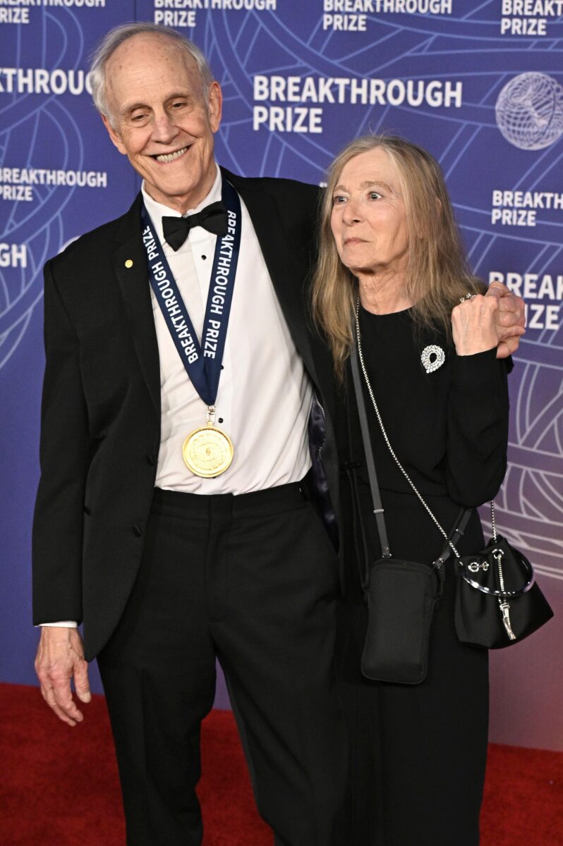 Ο Νομπελίστας φυσικός David Gross με τη γυναίκα του