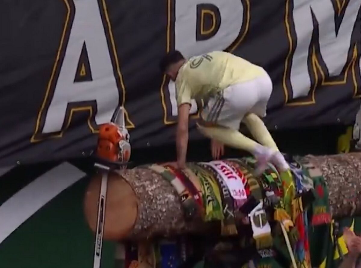 Ο Κρίστοφερ Βέλντε έγινε viral πανηγυρίζοντας γκολ του πάνω σε κορμό δέντρου